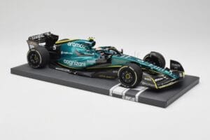 Aston Martin AMR22 Aramco #5 S. Vettel Abu Dhabi GP 2022 Last Race Collector's Edition Minichamps 1:18 117222205 Resina - imagem 4 de 7
