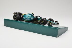 Aston Martin AMR22 #5 S. Vettel Last Race Abu Dhabi GP 2022 Minichamps 1:18 147222205 Resina - imagem 4 de 7