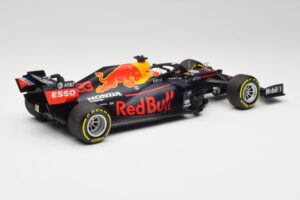 Aston Martin Red Bull Racing RB16 #33 M. Verstappen Abu Dhabi GP Winner 2020 Minichamps 1:18 110201733 Metal - imagem 2 de 7