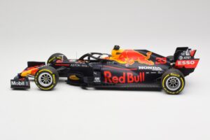 Aston Martin Red Bull Racing RB16 #33 M. Verstappen Abu Dhabi GP Winner 2020 Minichamps 1:18 110201733 Metal - imagem 3 de 7
