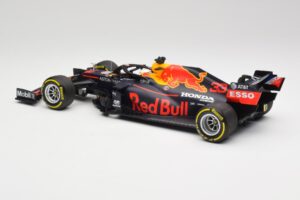 Aston Martin Red Bull Racing RB16 #33 M. Verstappen Abu Dhabi GP Winner 2020 Minichamps 1:18 110201733 Metal - imagem 5 de 7