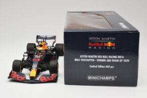 Aston Martin Red Bull Racing RB16 #33 M. Verstappen Abu Dhabi GP Winner 2020 Minichamps 1:18 110201733 Metal - imagem 6 de 7