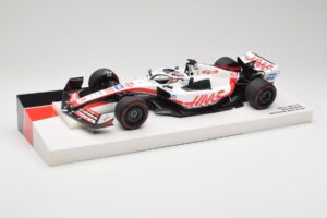 Haas VF-22 #20 K. Magnussen Pole Position Brazil GP 2022 Minichamps 1:18 147222120 Metal - imagem 2 de 7