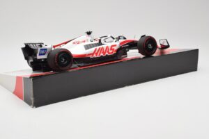 Haas VF-22 #20 K. Magnussen Pole Position Brazil GP 2022 Minichamps 1:18 147222120 Metal - imagem 3 de 7