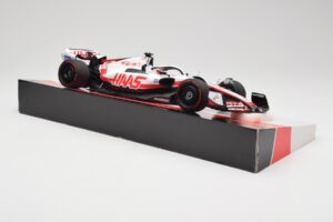 Haas VF-22 #20 K. Magnussen Pole Position Brazil GP 2022 Minichamps 1:18 147222120 Metal - imagem 4 de 7