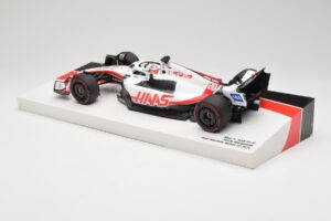 Haas VF-22 #20 K. Magnussen Pole Position Brazil GP 2022 Minichamps 1:18 147222120 Metal - imagem 5 de 7
