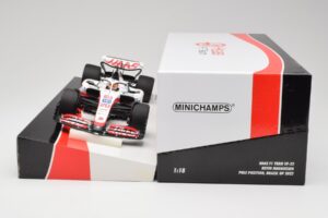 Haas VF-22 #20 K. Magnussen Pole Position Brazil GP 2022 Minichamps 1:18 147222120 Metal - imagem 6 de 7