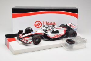 Haas VF-22 #20 K. Magnussen Pole Position Brazil GP 2022 Minichamps 1:18 147222120 Metal - imagem 7 de 7