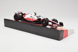 Haas VF-22 #47 M. Schumacher Bahrain GP 2022 Minichamps 1:18 147220147 Metal - imagem 4 de 7