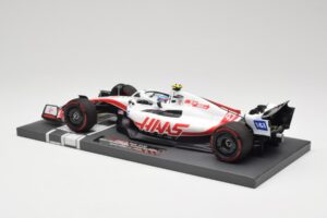 Haas VF-22 #47 M. Schumacher British GP 2022 Minichamps 1:18 117221047 Resina - imagem 5 de 7