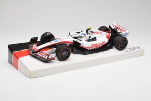 Haas VF-22 #47 M. Schumacher British GP Points 2022 Minichamps 1:18 147221047 Metal - imagem 2 de 6