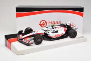 Haas VF-22 #47 M. Schumacher British GP Points 2022 Minichamps 1:18 147221047 Metal - imagem 6 de 6