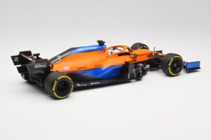 McLaren MCL35M #3 D. Ricciardo Bahrain GP 2021 Minichamps 1:18 530211803 Metal - imagem 2 de 7