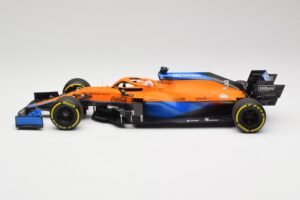 McLaren MCL35M #3 D. Ricciardo Bahrain GP 2021 Minichamps 1:18 530211803 Metal - imagem 3 de 7