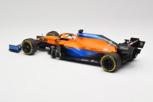 McLaren MCL35M #3 D. Ricciardo Bahrain GP 2021 Minichamps 1:18 530211803 Metal - imagem 5 de 7