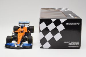 McLaren MCL35M #3 D. Ricciardo Bahrain GP 2021 Minichamps 1:18 530211803 Metal - imagem 6 de 7