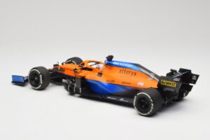 McLaren MCL35M #3 D. Ricciardo Italian GP Winner 2021 Minichamps 1:18 530213303 Resina - imagem 5 de 7