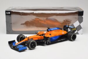 McLaren MCL35M #3 D. Ricciardo Italian GP Winner 2021 Minichamps 1:18 530213303 Resina - imagem 7 de 7