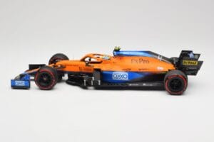 McLaren MCL35M #4 L. Norris Pole Position Russian GP 2021 Minichamps 1:18 530213404 Metal - imagem 3 de 7