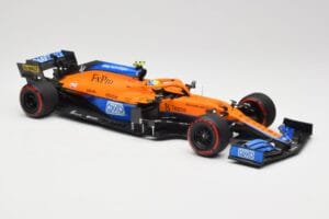 McLaren MCL35M #4 L. Norris Pole Position Russian GP 2021 Minichamps 1:18 530213404 Metal - imagem 4 de 7