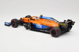 McLaren MCL35M #4 L. Norris Pole Position Russian GP 2021 Minichamps 1:18 530213404 Metal - imagem 5 de 7
