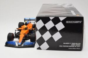 McLaren MCL35M #4 L. Norris Pole Position Russian GP 2021 Minichamps 1:18 530213404 Metal - imagem 6 de 7