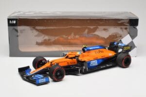 McLaren MCL35M #4 L. Norris Pole Position Russian GP 2021 Minichamps 1:18 530213404 Metal - imagem 7 de 7
