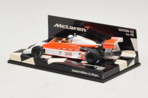 McLaren M26 Ford J. Mass F1 1977 Minichamps 1:43 530774302 Metal - imagem 3 de 5
