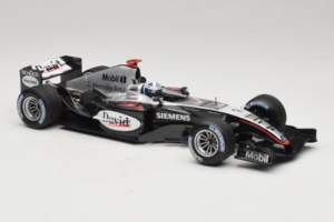 McLaren MP4/19 Mercedes D. Coulthard F1 2004 Minichamps 1:18 530041805 Metal - imagem 4 de 7
