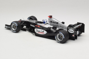 McLaren MP4/19 Mercedes D. Coulthard F1 2004 Minichamps 1:18 530041805 Metal - imagem 5 de 7