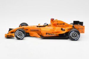 McLaren Mercedes MP4-20 P. de la Rosa F1 Test Car 2005 Minichamps 1:18 B66962343 Metal - imagem 3 de 6
