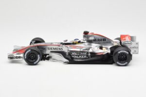 McLaren Mercedes MP4-21 P. de la Rosa F1 Showcar 2006 Minichamps 1:18 B66962346 Metal - imagem 3 de 6