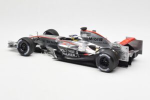 McLaren Mercedes MP4-21 P. de la Rosa F1 Showcar 2006 Minichamps 1:18 B66962346 Metal - imagem 5 de 6