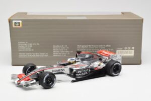 McLaren Mercedes MP4-21 P. de la Rosa F1 Showcar 2006 Minichamps 1:18 B66962346 Metal - imagem 6 de 6