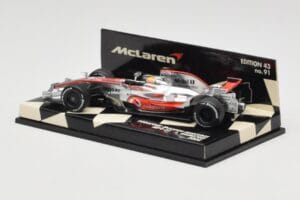 McLaren Mercedes MP4-23 #22 L. Hamilton Race Car 2008 Minichamps 1:43 530084322 Metal - imagem 3 de 5