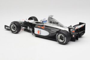 McLaren MP4/13 #8 M. Hakkinen F1 World Champion 1998 Minichamps 1:18 18690008 Metal - imagem 5 de 7