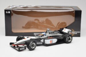 McLaren MP4/13 #8 M. Hakkinen F1 World Champion 1998 Minichamps 1:18 18690008 Metal - imagem 6 de 7
