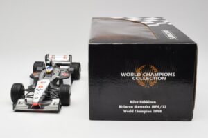 McLaren MP4/13 #8 M. Hakkinen F1 World Champion 1998 Minichamps 1:18 18690008 Metal - imagem 7 de 7