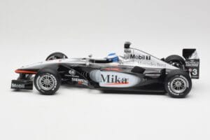 McLaren MP4-16 #4 M. Häkkinen F1 2001 Hot Wheels 1:18 50198 Metal - imagem 3 de 6
