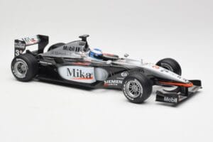 McLaren MP4-16 #4 M. Häkkinen F1 2001 Hot Wheels 1:18 50198 Metal - imagem 4 de 6