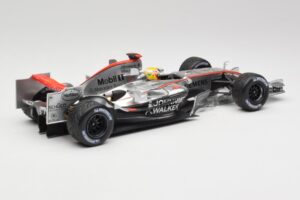 McLaren MP4-25 Mercedes #2 L. Hamilton Showcar 2010 Minichamps 1:18 110100006-R1 Metal - imagem 2 de 6