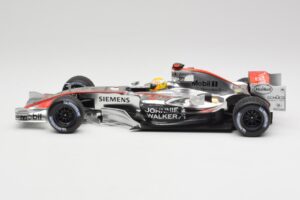 McLaren MP4-25 Mercedes #2 L. Hamilton Showcar 2010 Minichamps 1:18 110100006-R1 Metal - imagem 3 de 6
