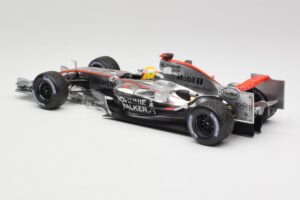 McLaren MP4-25 Mercedes #2 L. Hamilton Showcar 2010 Minichamps 1:18 110100006-R1 Metal - imagem 5 de 6