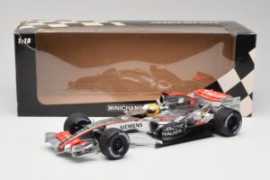 McLaren MP4-25 Mercedes #2 L. Hamilton Showcar 2010 Minichamps 1:18 110100006-R1 Metal - imagem 6 de 6