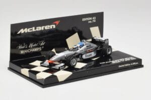 McLaren MP4/98T 2-Seater M. Hakkinen / E. Hakkinen F1 2000 Minichamps 1:43 530984378 Metal - imagem 2 de 4