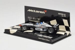 McLaren MP4/98T 2-Seater M. Hakkinen / E. Hakkinen F1 2000 Minichamps 1:43 530984378 Metal - imagem 3 de 4