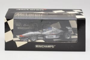 McLaren MP4/98T 2-Seater M. Hakkinen / E. Hakkinen F1 2000 Minichamps 1:43 530984378 Metal - imagem 4 de 4