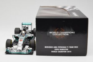 Mercedes AMG Petronas W05 #44 L. Hamilton F1 World Champion 2014 Minichamps 1:18 186140044 Metal - imagem 6 de 7