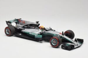 Mercedes AMG W08 EQ Power+ Petronas #44 L. Hamilton F1 World Champion 2017 Minichamps 1:18 186170044 Resina - imagem 4 de 7