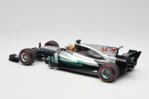 Mercedes AMG W08 EQ Power+ Petronas #44 L. Hamilton F1 World Champion 2017 Minichamps 1:18 186170044 Resina - imagem 5 de 7